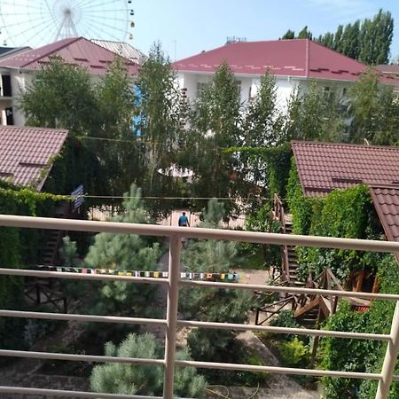 Hotel Gostinyi Dvor Bosteri Kültér fotó